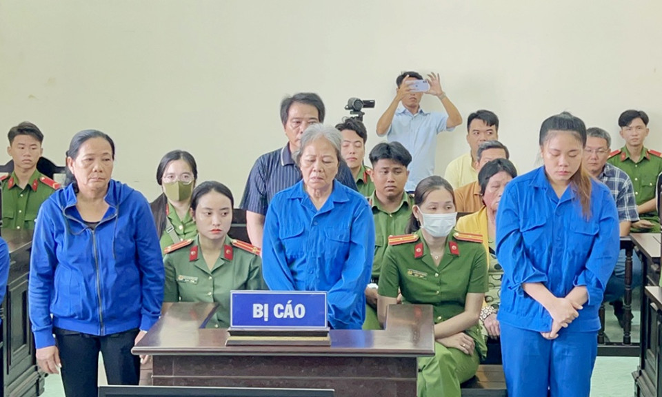 Phóng hỏa đốt cảnh sát, 5 người trong gia đình lãnh án