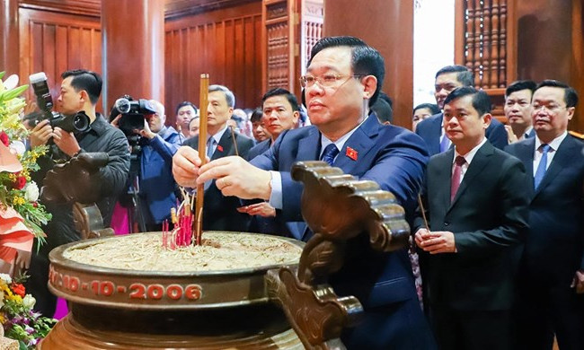 Chủ tịch Quốc hội Vương Đình Huệ dâng hương tưởng niệm Chủ tịch Hồ Chí Minh