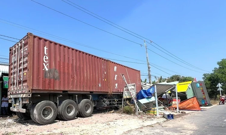 Tây Ninh: Xe container mất lái lao vào nhà dân khiến nhiều người hoảng loạn