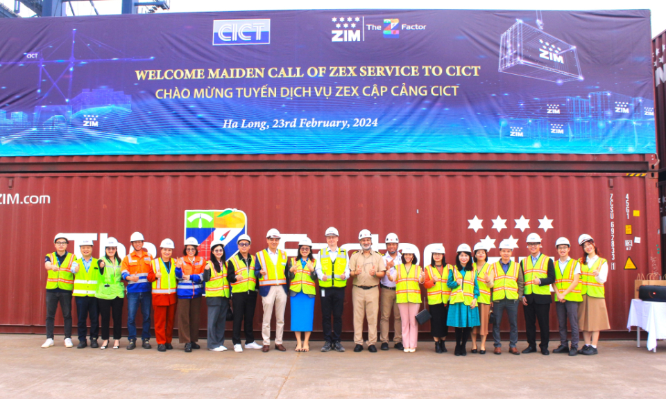 越南广宁省盖麟国际集装箱港责任有限公司迎来新运输航线的第一艘船
