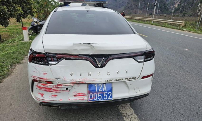 Ôtô khách tông nhiều lần vào xe cảnh sát giao thông