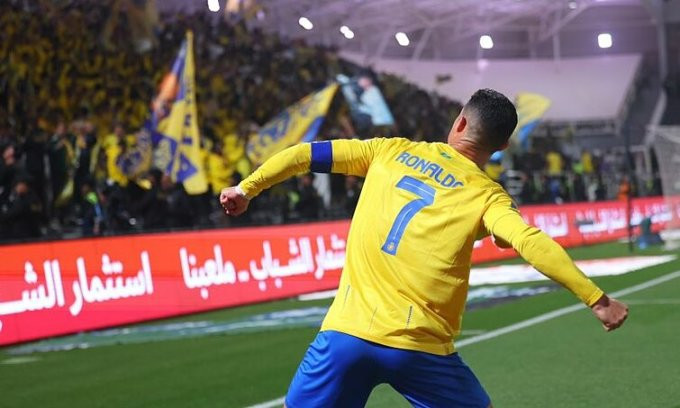 Ronaldo sút phạt đền thành bàn lần thứ 18 liên tiếp