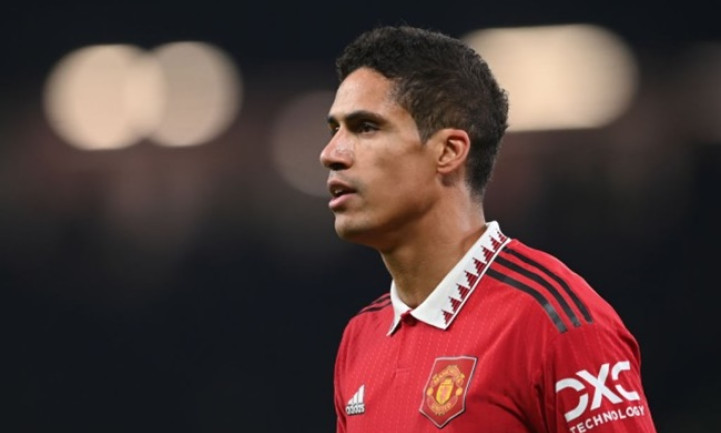 Real cân nhắc tái ngộ Casemiro và Varane