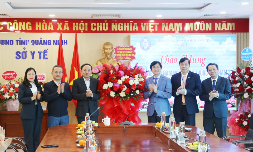 Đồng chí Bí thư Tỉnh ủy Nguyễn Xuân Ký chúc mừng ngành Y tế Quảng Ninh