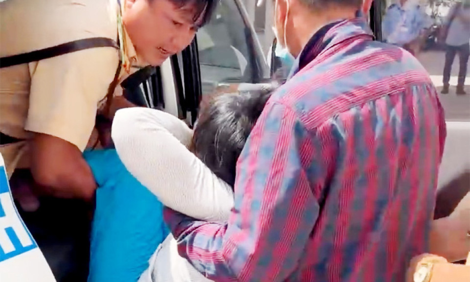 Cảnh sát giao thông dùng xe đặc chủng cứu kịp người phụ nữ bị tai biến gục ven đường
