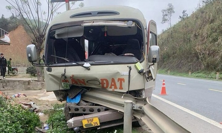 Ô tô đâm vào hộ lan bên đường khiến nhiều người bị thương ở Lạng Sơn