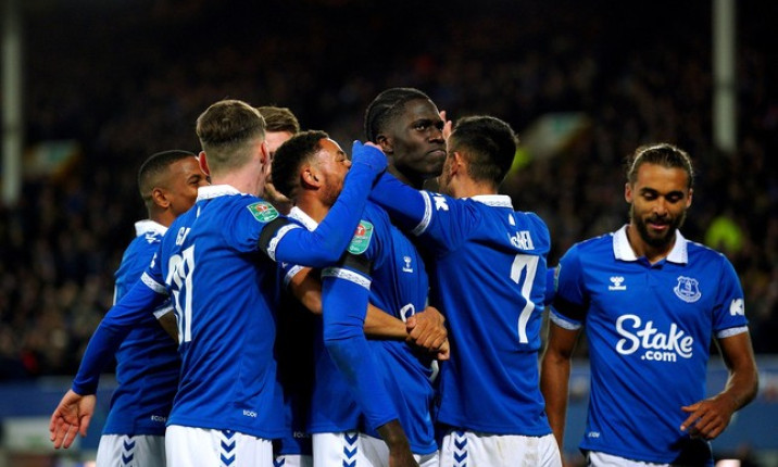 Everton được Ngoại hạng Anh giảm án phạt, sáng cửa trụ hạng