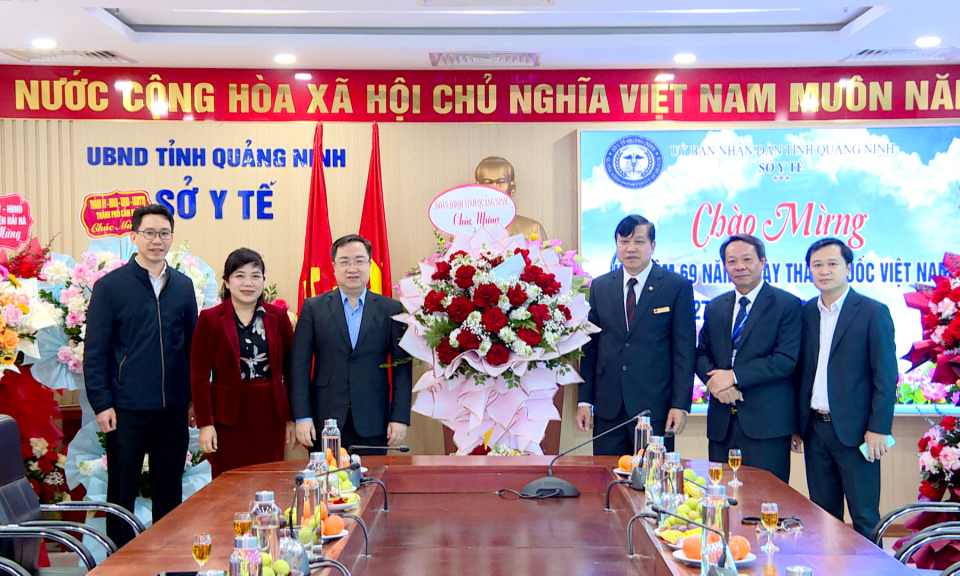 Đồng chí Phó Bí thư Tỉnh ủy chúc mừng ngành Y tế Quảng Ninh