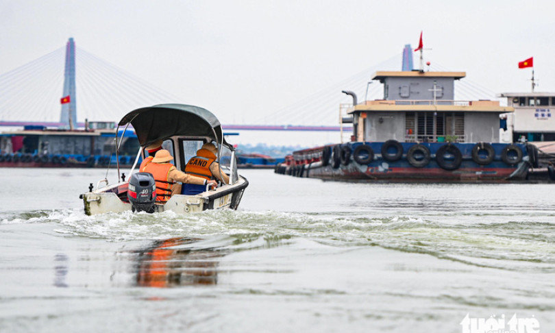 Cảnh sát giao thông đo nồng độ cồn người lái tàu trên tuyến sông Hồng