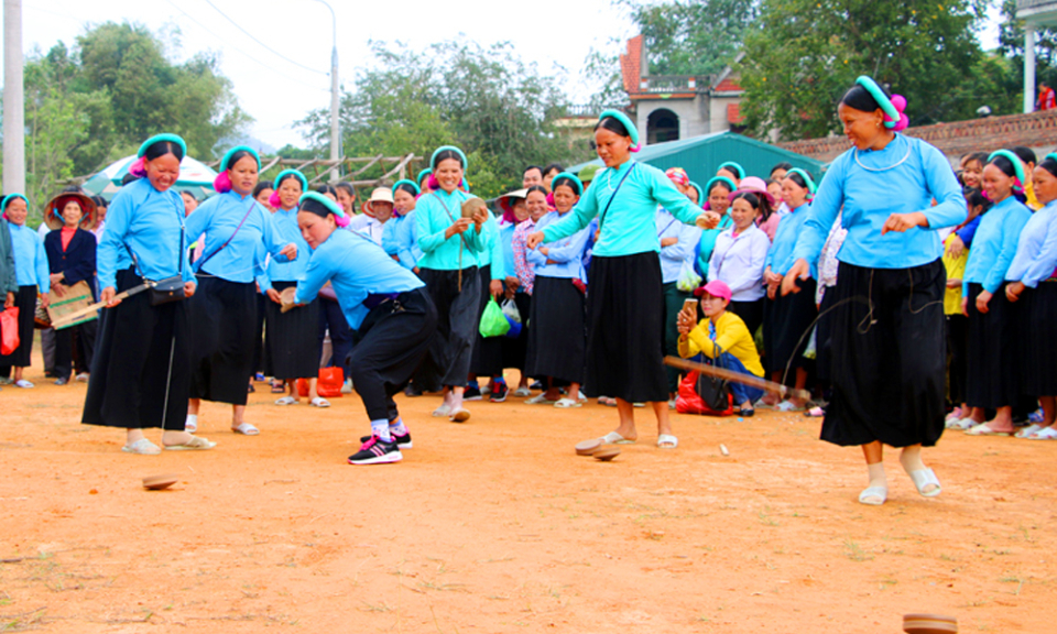 Nét đẹp đánh quay đầu xuân của người Sán Chỉ ở Bình Liêu 
