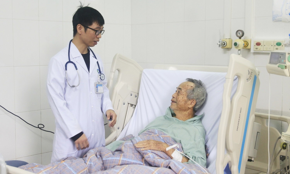 Cứu sống cụ ông nguy kịch do ngộ độc lá lộc mại