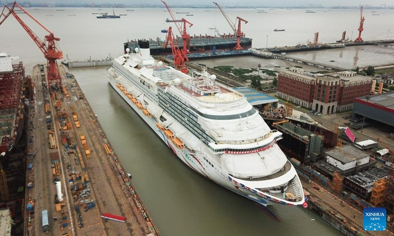 中国迎来了首艘国产大型邮轮“爱达•魔都号”