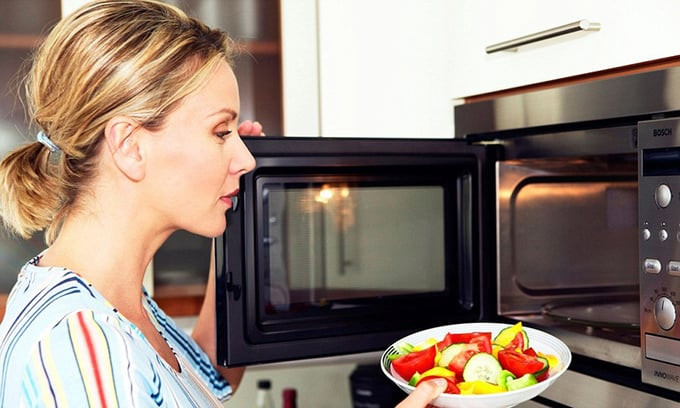 Cho thực phẩm vào lò vi sóng nên đóng hay mở nắp?