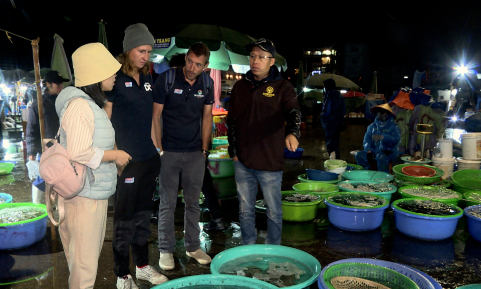 Skipper of Ha Long Bay-Viet Nam team Josh Stickland experienced making squid cake