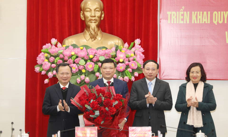 Trao Quyết định phê chuẩn đồng chí Nghiêm Xuân Cường giữ chức vụ Phó Chủ tịch UBND tỉnh