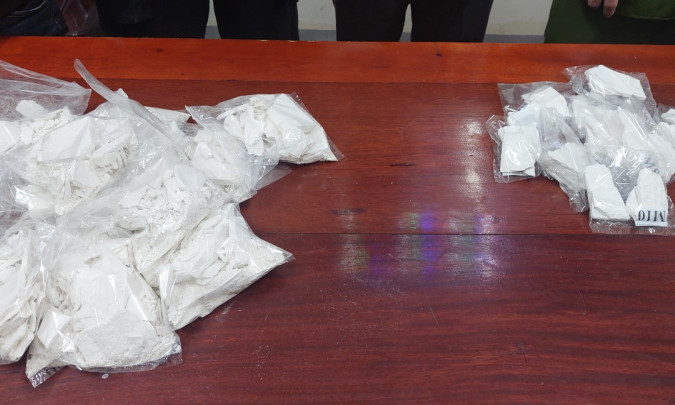 Bắt quả tang 2 đối tượng vận chuyển 15 bánh heroin