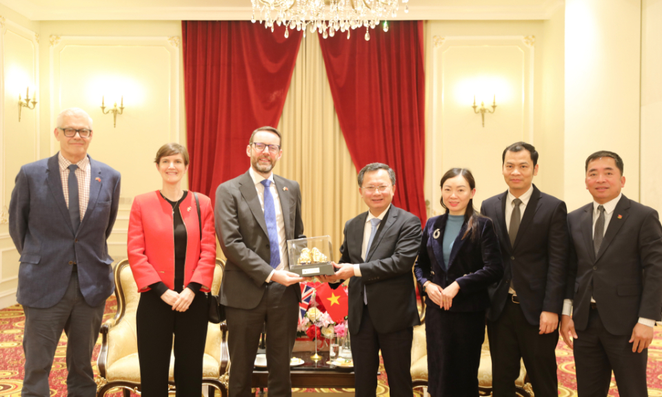 广宁省人民委员会主席会见英国驻越大使
