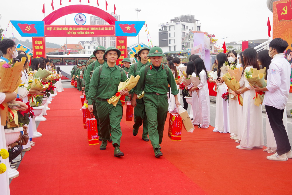 Ban CHQS TP Hạ Long đón quân nhân hoàn thành NVQS xuất ngũ trở về địa phương.