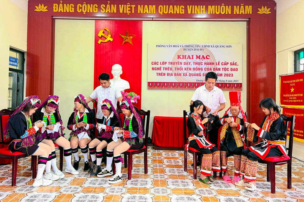 Phòng VH&TT huyện Hải Hà tổ chức lớp dạy thêu truyền thông trên địa bàn xã Quảng Sơn (Ảnh: Phòng VH&TT huyện Hải Hà cung cấp)