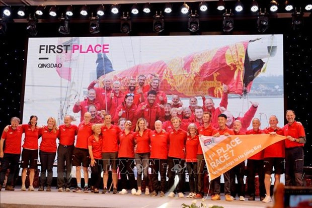 Quang Ninh promotes tourism, awards Clipper Race teams hinh anh 1