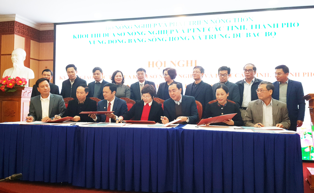 Tại Hội nghị, đại diện 13 Sở NN&PTNT thuộc 13 tỉnh, thành phố vùng Đồng bằng sông Hồng và Trung du Bắc Bộ đã ký giao ước thi đua năm 2024 với 8 nội dung cụ thể.
