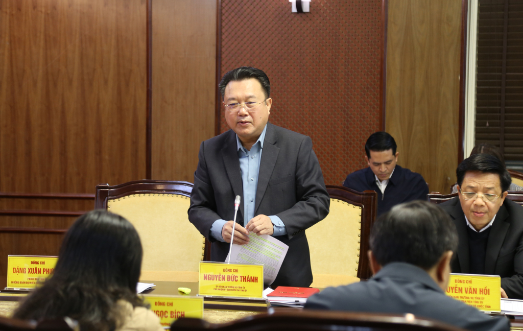 Đồng chí Nguyễn Đức Thành, Chủ nhiệm Ủy ban Kiểm tra Tỉnh ủy, báo cáo tại cuộc họp.