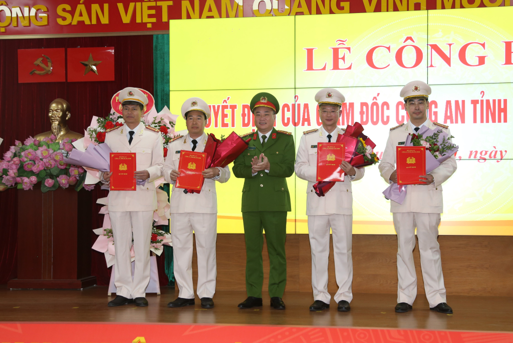 Đại tá Nguyễn Thuận, Phó Giám đốc Công an tỉnh trao quyết định điều động của Giám đốc Công an tỉnh cho 04 đồng chí lãnh đạo các phòng nghiệp vụ.