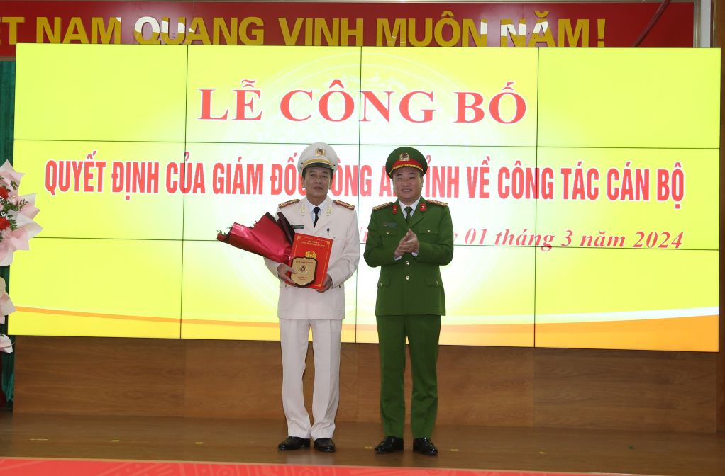 Đại tá Nguyễn Thuận, Phó Giám đốc Công an tỉnh trao quyết định nghỉ công tác chờ hưởng chế độ hưu trí đối với đồng chí Đại tá Hoàng Thanh Nhượng.