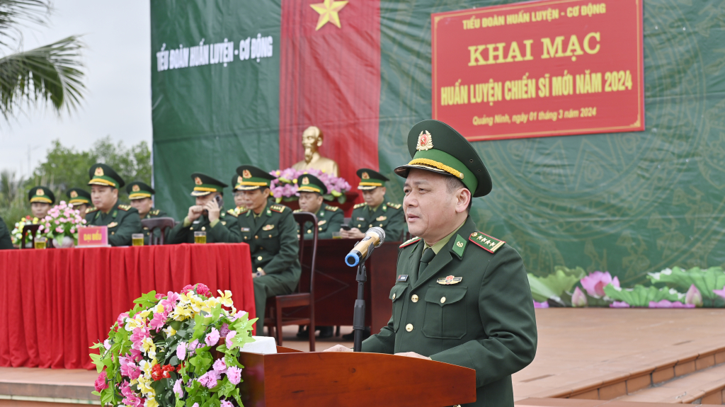 Đại tá Trần Văn Thanh, Phó chỉ huy trưởng, Tham mưu trưởng phát biểu giao nhiệm vụ huấn luyện cho các tập thể, cá nhân.