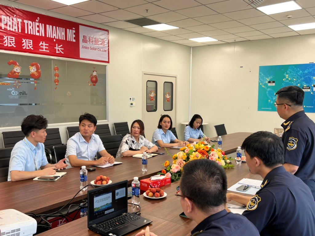 Lãnh đạo Cục Hải quan tỉnh trao đổi, làm việc với đại diện Công ty TNHH Công nghiệp Jinko Solar (Việt Nam) về hỗ trợ doanh nghiệp tham gia chương trình doanh nghiệp ưu tiên. Ảnh do đơn vị cung cấp
