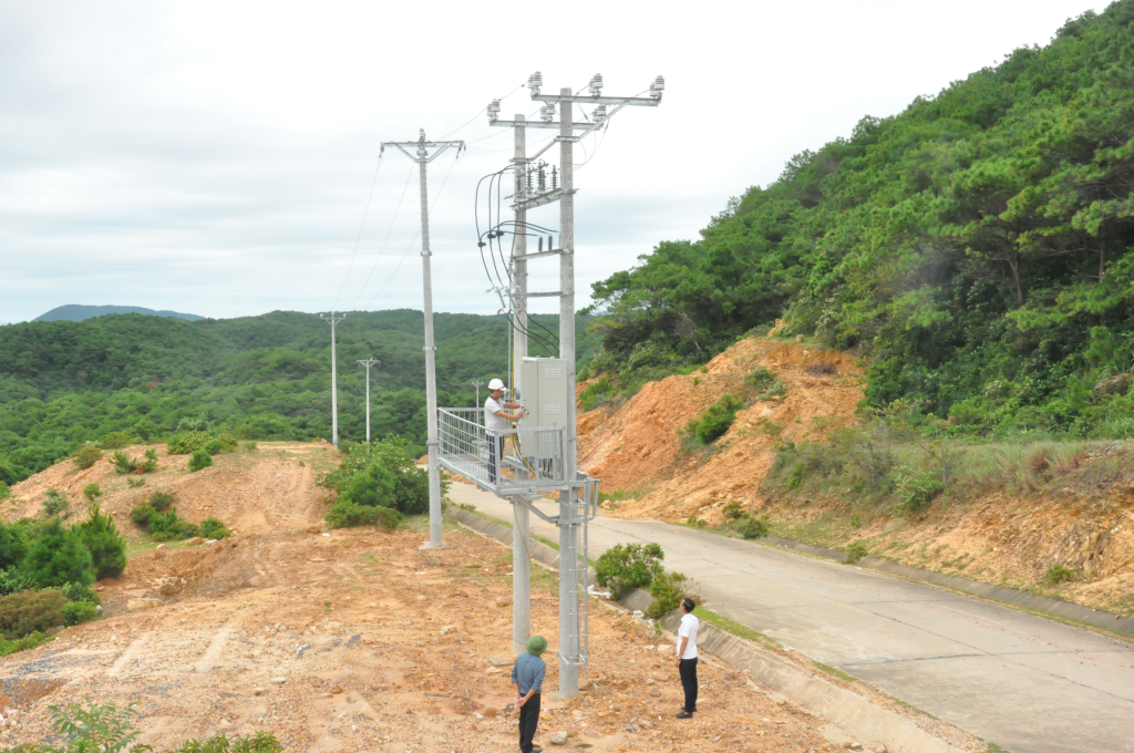 Công trình đường điện và trạm biến áp đưa điện ra ngọn hải đăng Vĩnh Thực được khánh thành, đưa vào sử dụng nhân dịp Kỷ niệm 60 năm Ngày thành lập tỉnh