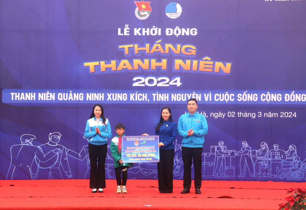 Đoàn Than Quảng Ninh và Mạng lưới Tình nguyện Quốc gia khu vực Miền Bắc trao biển tượng trưng kinh phí hỗ trợ nhà nhân ái cho hộ gia đình có hoàn cảnh khó khăn xã Quảng Long