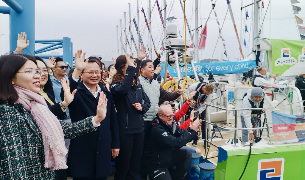 Đồng chí Cao Tường Huy, Chủ tịch UBND tỉnh, cùng các đại biểu, nhân dân và người thân các thủy thủ vẫy tay chào tạm biệt, chúc các đội đua 