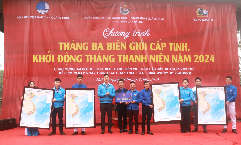 Ban Thường vụ Đoàn Khối Khối các cơ quan tỉnh trao tặng bản đồ Việt Nam cho cán bộ, chiến sĩ Trung đoàn 43 tại chương trình Tháng 3 Biên giới cấp tỉnh năm 2023.