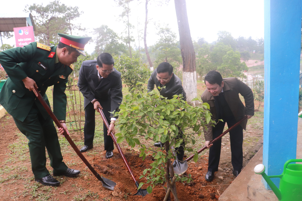 Các đại biểu trồng cây tại Đồi Thanh niên của Trung đoàn 43.