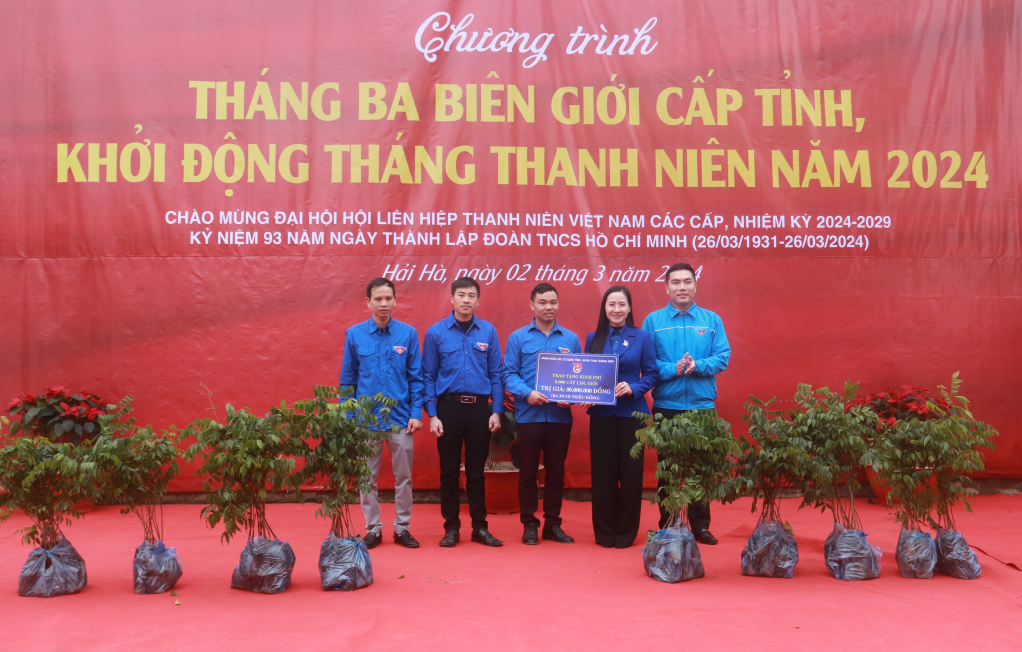 Tuổi trẻ Khối các cơ quan tỉnh và tuổi trẻ Than Quảng Ninh trao biển tượng trưng kinh phí trồng 3.000 cây giống lim, giổi cho đoàn viên thanh niên huyện Hải Hà
