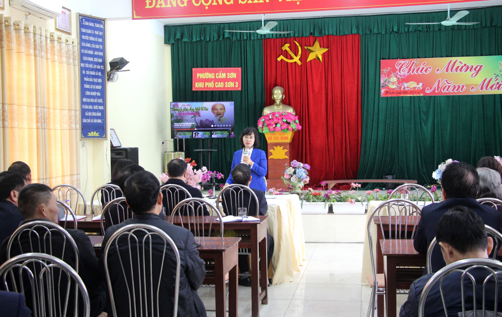 Đồng chí Trịnh Thị Minh Thanh, Phó Bí thư Thường trực Tỉnh ủy, phát biểu tại buổi sinh hoạt chi bộ khu phố Cao Sơn 3, phường Cẩm Sơn, TP Cẩm Phả. 
