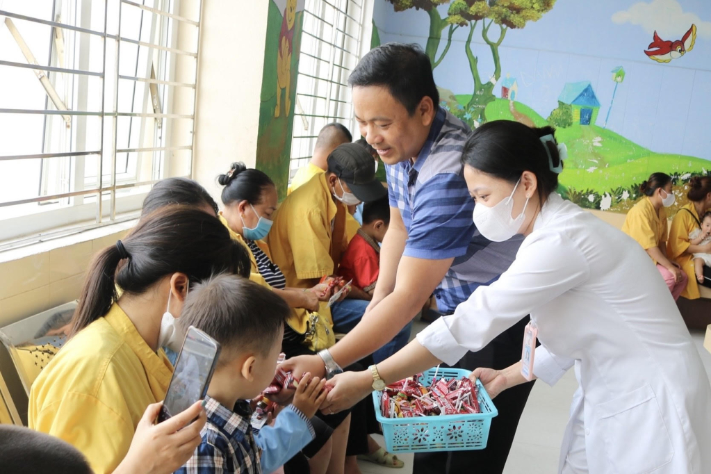 Đoàn thanh niên Trung tâm y tế Quảng Yên phát quà cho trẻ em đang điều trị tại Trung tâm dịp lễ, tết.