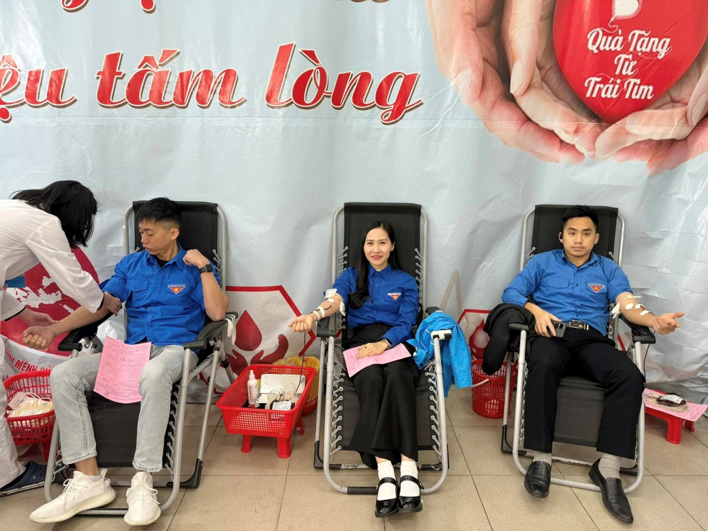 ĐVTN Đoàn Khối các cơ quan tỉnh tham gia hiến máu.