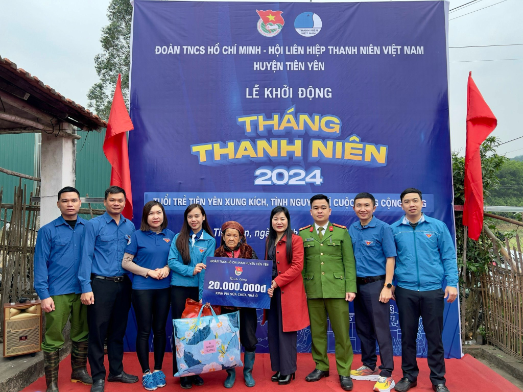 Lãnh đạo Khối MTTQ và các tổ chức chính trị xã hội huyện và Đoàn thanh niên các cơ sở huyện trao tặng kinh phí ủng hộ gia đình bà Vy Thị Bảo thôn Hua Cầu, xã Phong Dụ, huyện Tiên Yên.