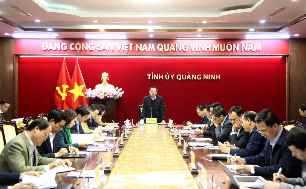 Đồng chí Nguyễn Xuân Ký, Ủy viên Trung ương Đảng, Bí thư Tỉnh ủy, Chủ tịch HĐND tỉnh, chủ trì và kết luận cuộc họp.