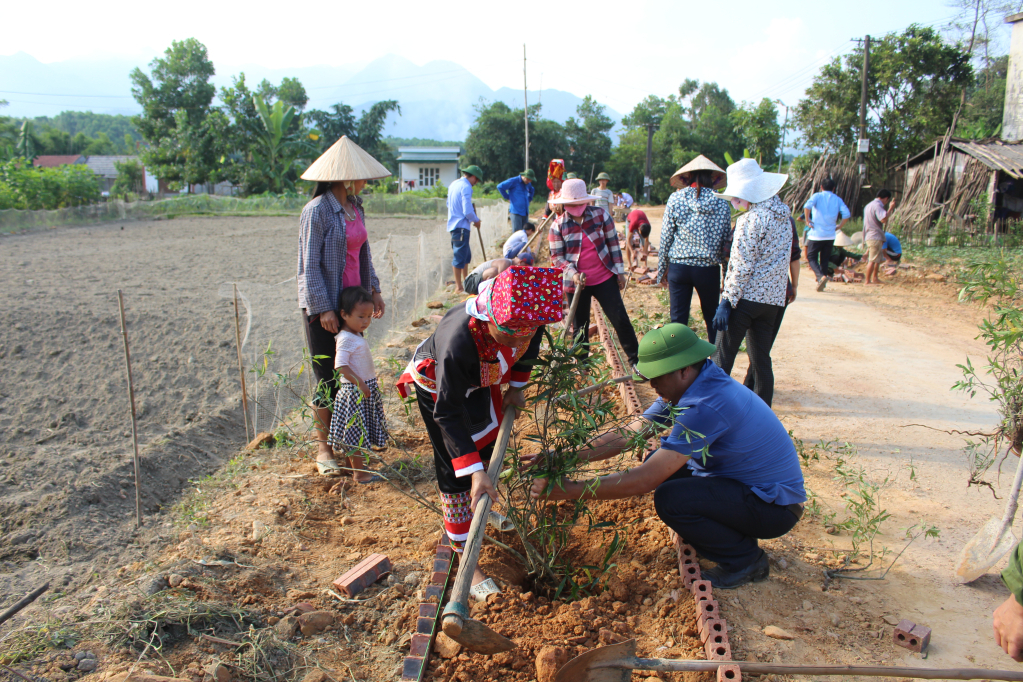 Nhân dân xã Quảng Sơn (Hải Hà) trồng cây tạo cảnh quan môi trường. Ảnh: Trung Thành