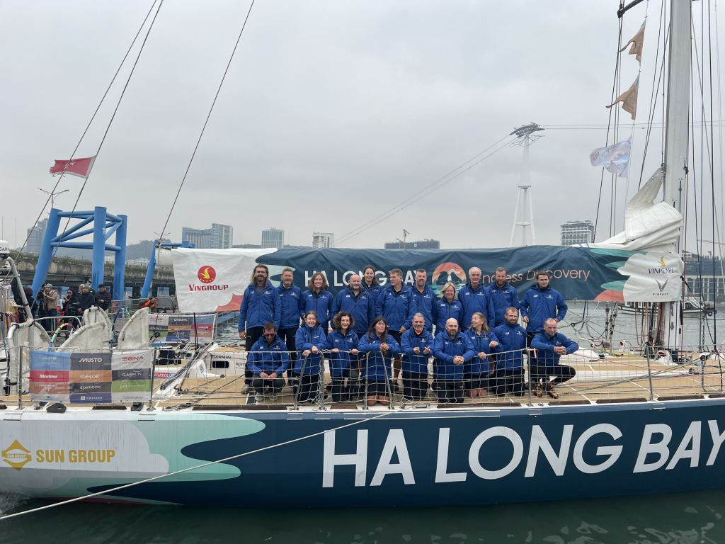Đội Halongbay,Việt Nam tham gia cuộc đua thuyền buồm vòng quanh thế giới Clipper Race mùa giải 2023-2024 chụp ảnh lưu niệm trước khi rời cảng quốc tế hạ long để tiếp tục cuộc đua số 8.