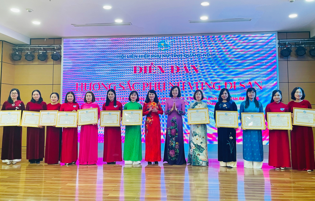 Lãnh đạo Hội LHPN tỉnh trao Bằng khen cho các cán bộ, hội viên phụ nữ tiêu biểu tại Diễn đàn “Hương sắc phụ nữ Quảng Ninh – Vùng di sản”.