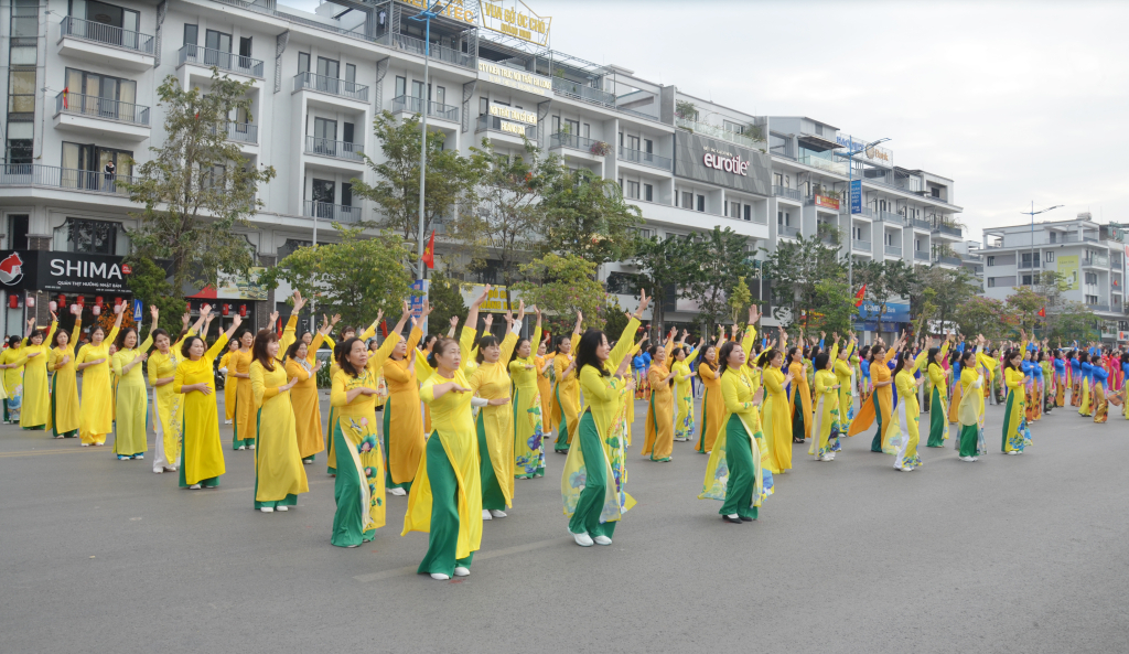 Phụ nữ TP Hạ Long nhảy dân vũ nhân kỷ niệm 30 năm Ngày thành lập thành phố