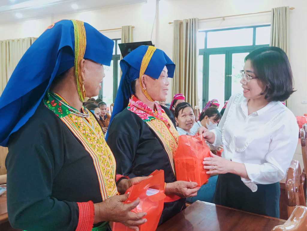 Lãnh đạo Hội LHPN tỉnh trao tặng quà chăm sóc sức khỏe cho phụ nữ DTTS trên địa bàn huyện Ba Chẽ.