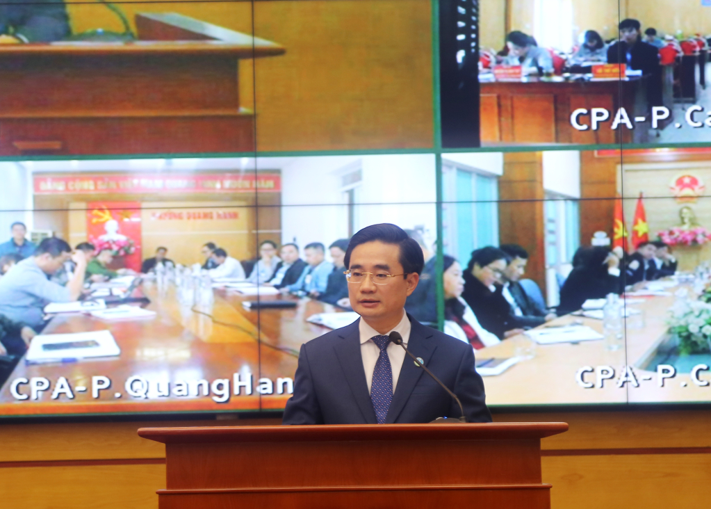 Đồng chí Nguyễn Anh Tú, Bí thư Thành ủy Cẩm Phả báo cáo tại hội nghị.