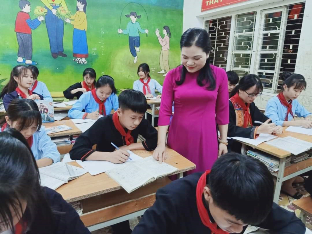 Cô Nguyễn Sinh Khoa giảng bài cho các em học sinh trong tiết dạy Toán.