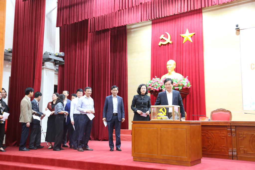 Đại biểu bỏ phiếu giới thiệu bổ sung quy hoạch chức danh chủ tịch HĐND Thành phố.