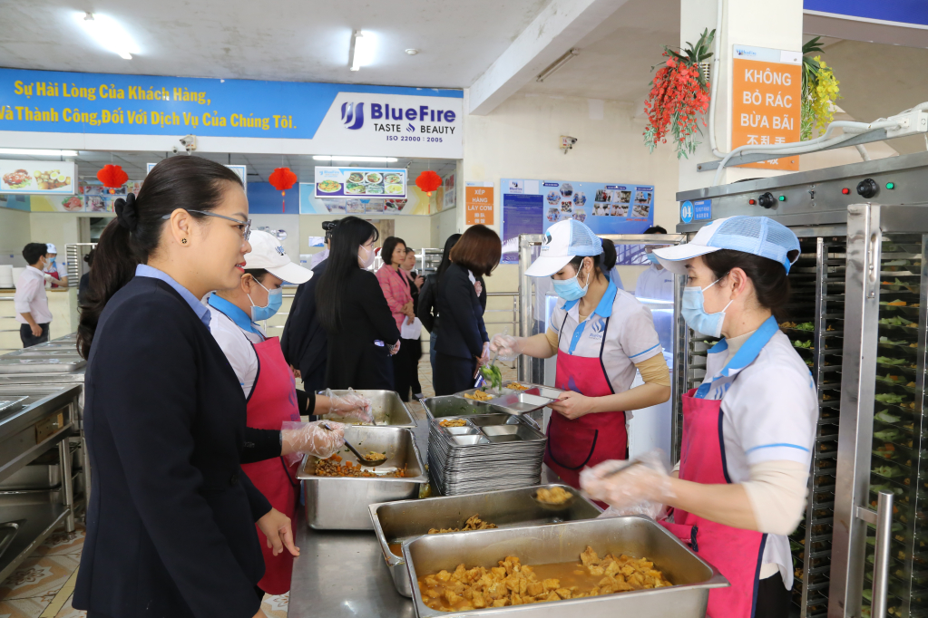 Đoàn khảo sát tại bếp ăn tập thể Công ty TNHH KHKT Ngân Long (KCN Hải Yên, Móng Cái)
